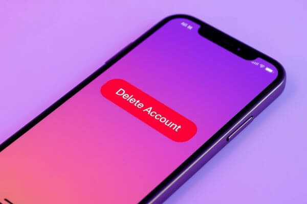 Tela de celular com o aplicativo Instagram aberto e botão vermelho para excluir conta.